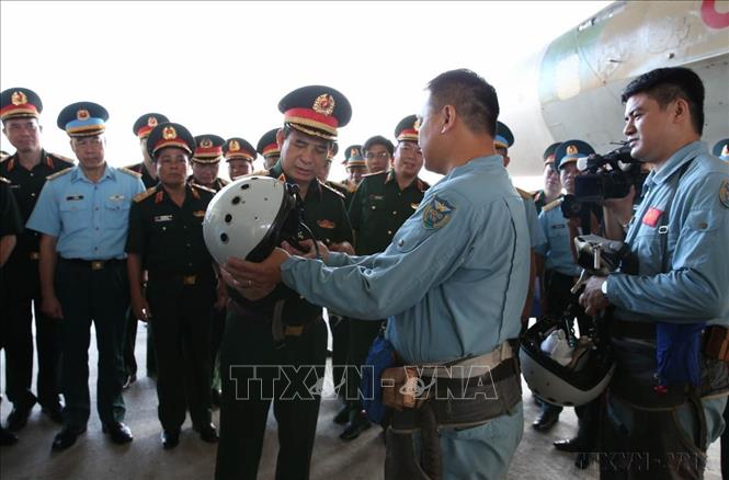 Đại tướng Phan Văn Giang kiểm tra trang bị an toàn của phi công Trung đoàn 927, Sư đoàn 371 (24/7/2023). Ảnh: TTXVN phát