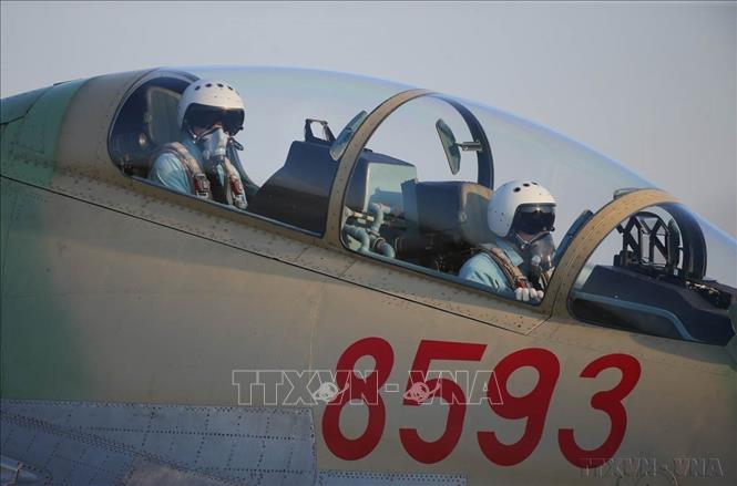 Chiến sĩ Trung đoàn 927 thuộc Sư đoàn 371 (Quân chủng Phòng quân - Không quân) hoàn toàn làm chủ máy bay tiêm kích đa năng SU-30MK2 trên bầu trời. Ảnh: Dương Giang – TTXVN