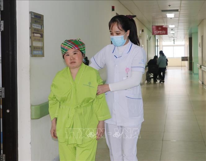 Điều dưỡng Bệnh viện Đa khoa tỉnh Yên Bái giúp bệnh nhân vận động sau mổ. Ảnh: Tuấn Anh-TTXVN
