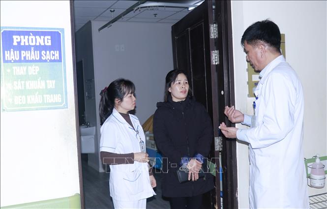 Bác sỹ Bệnh viện Đa khoa tỉnh Yên Bái tư vấn, hướng dẫn người nhà chăm sóc bệnh nhân sau mổ. Ảnh: Tuấn Anh-TTXVN