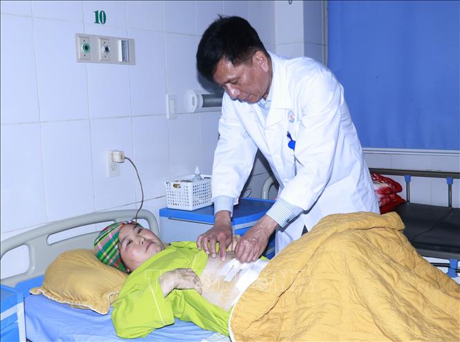 Bác sĩ Chuyên khoa II Nguyễn Mạnh Chiến, Trưởng Khoa Ngoại, Bệnh viện Đa khoa tỉnh Yên Bái kiểm tra vết mổ cho bệnh nhân sau mổ. Ảnh: Tuấn Anh-TTXVN