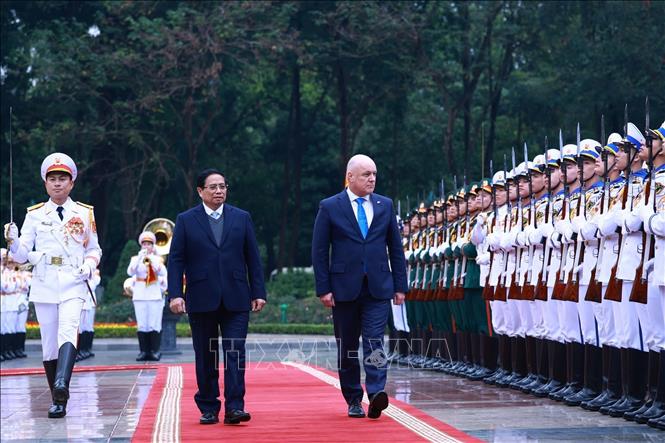 Prime Minister Pham Minh Chinh hosts a welcome ceremony for his New Zealand counterpart Christopher Luxon on February 26 afternoon. VNA Photo: Dương Giang