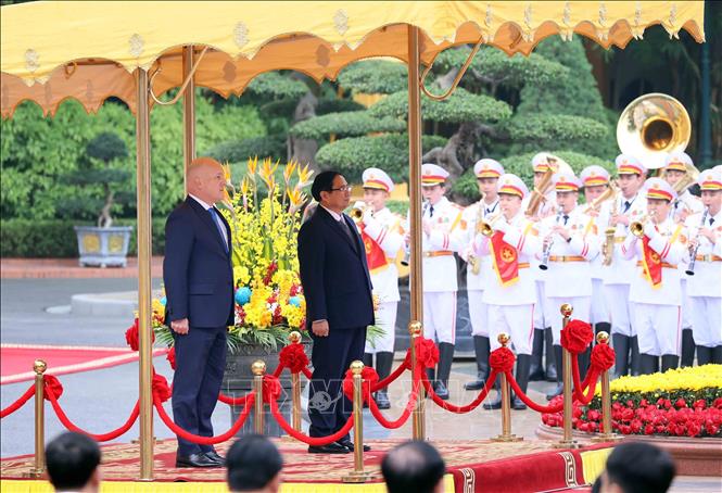 Prime Minister Pham Minh Chinh hosts a welcome ceremony for his New Zealand counterpart Christopher Luxon on February 26 afternoon. VNA Photo: Dương Giang