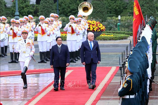 Prime Minister Pham Minh Chinh hosts a welcome ceremony for his New Zealand counterpart Christopher Luxon on February 26 afternoon. VNA Photo: Dương Giang