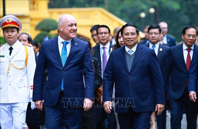 Prime Minister Pham Minh Chinh hosts a welcome ceremony for his New Zealand counterpart Christopher Luxon on February 26 afternoon. VNA Photo: Dương Giang