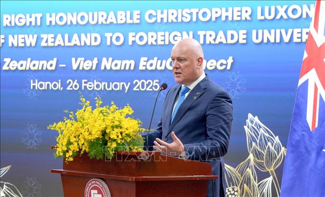 New Zealand Prime Minister Christopher Luxon meets with students attending the New Zealand-Vietnam EduConnect education event at the Foreign Trade University in Hanoi on February 26. Photo by courtesy/VNA