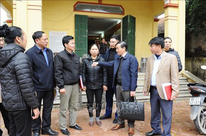 Chủ tịch UBND huyện Khoái Châu, Phạm Xuân Thắng (người thứ 2 từ phải sang), tuyên truyền, vận động người dân xã Tứ Dân về công tác đền bù, hỗ trợ giải phóng mặt bằng Dự án. Ảnh Mạnh Khánh-TTXVN