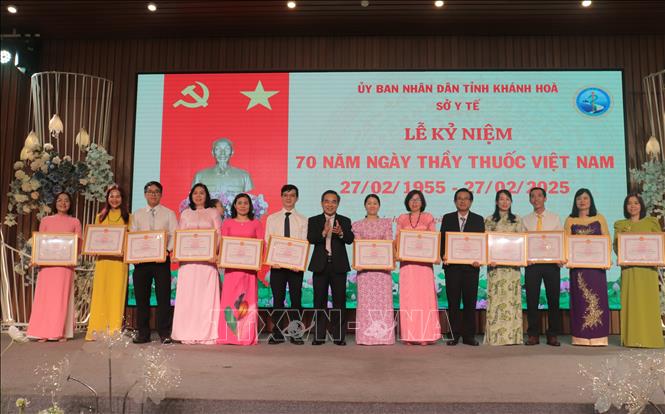 Đại diện 2 Khoa Cấp cứu và Khoa Khám bệnh, Bệnh viện Đa khoa khu vực Cam Ranh và một số đơn vị nhận danh hiệu Tập thể lao động xuất sắc. Ảnh: Phan Sáu - TTXVN