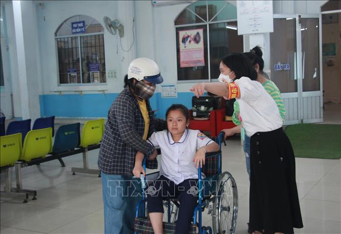 Bệnh viện Đa khoa khu vực Cam Ranh có đội ngũ nhân viên y tế tiếp đón, chăm sóc người dân tận tình khi đến khám bệnh. Ảnh: Phan Sáu - TTXVN