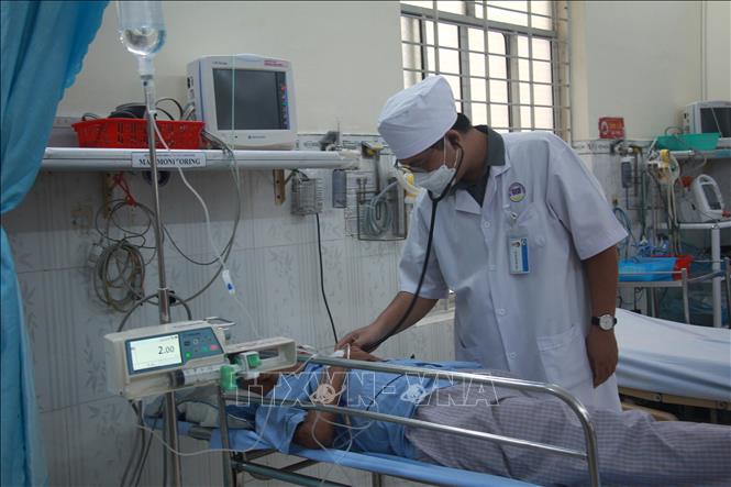 Bác sĩ Khoa Cấp cứu, Bệnh viện Đa khoa Khu vực Cam Ranh thăm khám bệnh nhân vừa tiếp nhận cấp cứu. Ảnh: Phan Sáu - TTXVN