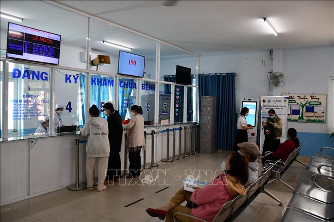 Người dân tại khu vực chờ ở Bệnh viện Đa khoa Khu vực Cam Ranh.Ảnh: Phan Sáu - TTXVN