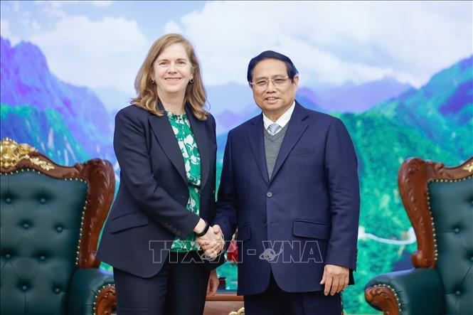 Prime Minister Pham Minh Chinh receives Chief Commercial Officer for S&P Global Ratings Lynn Maxwell. VNA Photo: Dương Giang