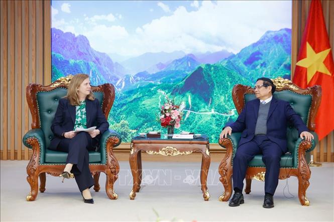 Prime Minister Pham Minh Chinh receives Chief Commercial Officer for S&P Global Ratings Lynn Maxwell. VNA Photo: Dương Giang