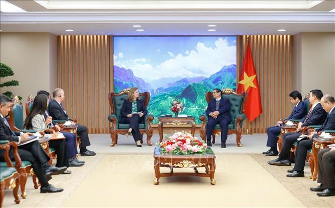 Prime Minister Pham Minh Chinh receives Chief Commercial Officer for S&P Global Ratings Lynn Maxwell. VNA Photo: Dương Giang
