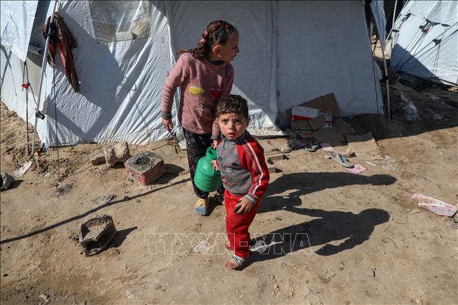 Các em nhỏ tại trại tị nạn ở Gaza, ngày 25/2/2025. Ảnh: THX/TTXVN