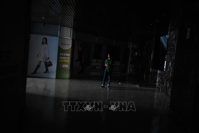 Mất điện tại trung tâm thương mại ở thủ đô Santiago, Chile ngày 25/2/2025. Ảnh: THX/TTXVN
