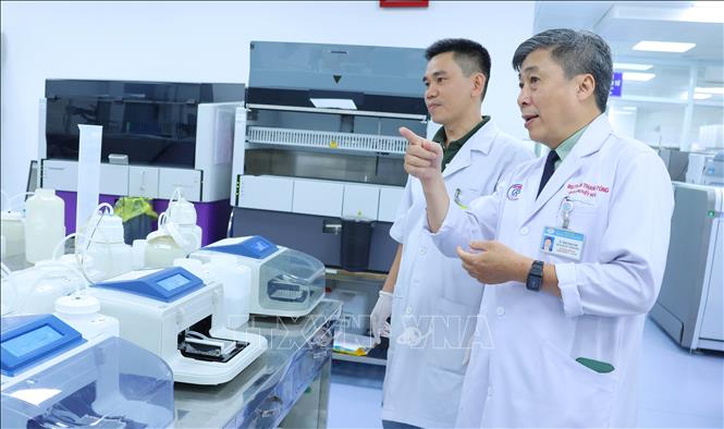 TS.BS Trần Thanh Tùng kiểm tra việc sản xuất các chế phẩm máu tại Trung tâm Truyền máu, Bệnh viện Chợ Rẫy Thành phố Hồ Chí Minh. Ảnh: Đinh Hằng - TTXVN