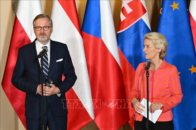 (Tư liệu) Thủ tướng CH Séc Petr Fiala (trái) và Chủ tịch Ủy ban châu Âu Ursula von der Leyen tại cuộc họp báo chung ở Wroclaw, Ba Lan, ngày 19/9/2024. Ảnh: PAP/TTXVN