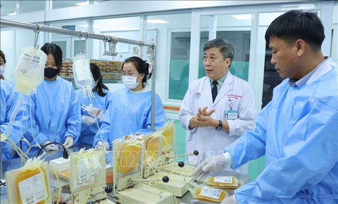 TS.BS Trần Thanh Tùng kiểm tra việc sản xuất các chế phẩm máu tại Trung tâm Truyền máu, Bệnh viện Chợ Rẫy Thành phố Hồ Chí Minh. Ảnh: Đinh Hằng - TTXVN