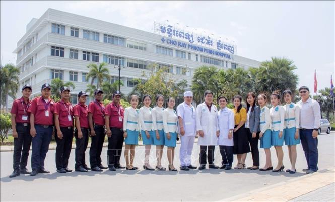 TS.BS Trần Thanh Tùng (thứ 8, phải sang) trong thời gian công tác tại Bệnh viện Chợ Rẫy Phnom Pênh, Campuchia. Ảnh: TTXVN phát
