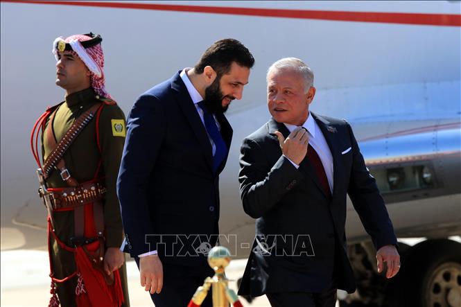Quốc vương Jordan Abdullah II (phải) đón Tổng thống lâm thời Syria Ahmed al-Sharaa tại sân bay quân sự Marka ở Amman ngày 26/2/2025. Ảnh: THX/TTXVN