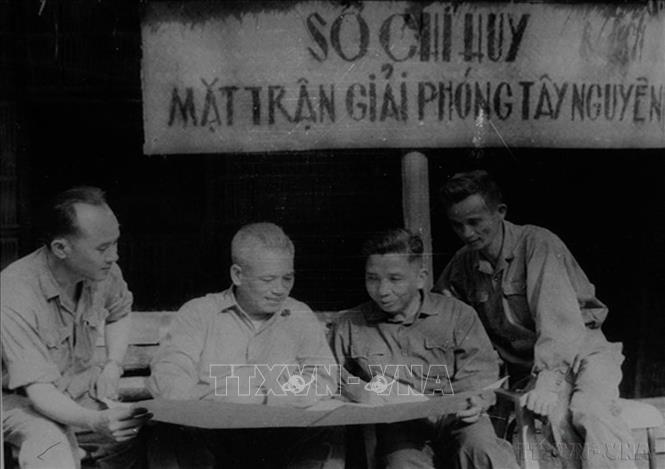 Mở đầu Cuộc Tổng tiến công và nổi dậy mùa Xuân 1975, Bộ Chính trị, Quân ủy Trung ương, Bộ Tổng Tư lệnh quyết định chọn Tây Nguyên là hướng tiến công chủ yếu, đánh Buôn Ma Thuột là trận mở đầu, then chốt. Đó là quyết định đúng đắn, sáng suốt. Trong ảnh: Sở chỉ huy Mặt trận Tây Nguyên, tháng 3/1975. Ảnh: TTXVN