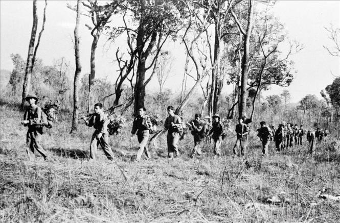 Ngày 4/3/1975, quân giải phóng bắt đầu hoạt động cắt Đường 19, đánh một số mục tiêu ở Pleiku để nghi binh, tạo thế cho chiến dịch Tây Nguyên. Trong ảnh: Bộ đội Gia Lai hành quân trên Đường 19 (1975). Ảnh: Xuân Quyết - TTXVN