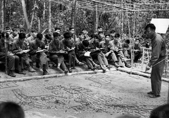 Nghệ thuật quân sự ở Chiến dịch Tây Nguyên chính là thế trận “trói địch lại mà đánh”, ta chủ trương: 