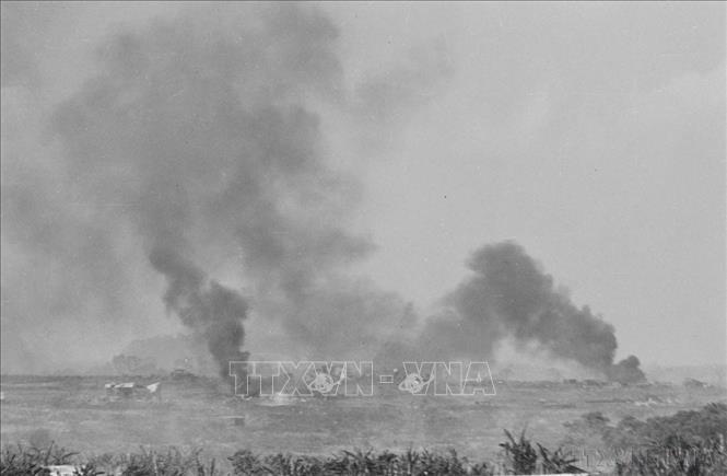 Đúng 6 giờ 30 phút ngày 10/3/1975, các cụm pháo chiến dịch của ta bắt đầu trút bão lửa xuống các mục tiêu trong thị xã Buôn Ma Thuột, làm tê liệt địch. Trong ảnh: Quân giải phóng tiến vào chi khu Đức Lập, ngày 10/3/1975. Ảnh: TTXVN
			