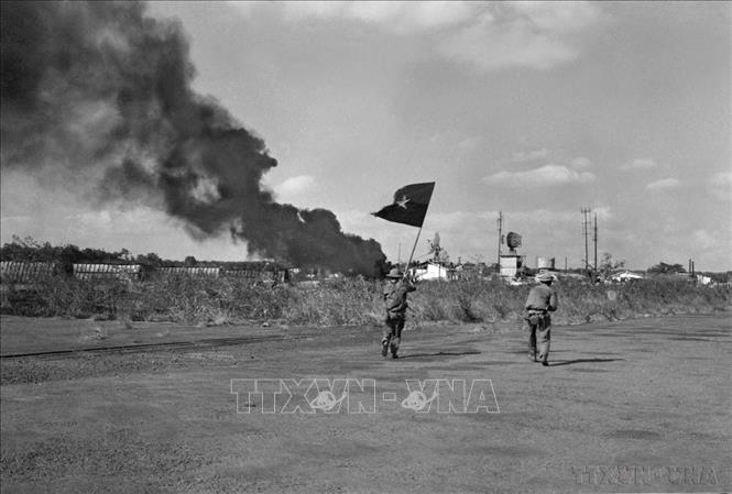  Quân giải phóng tiến vào đánh chiếm sân bay Hòa Bình ở thị xã Buôn Ma Thuột (1975). Ảnh: TTXVN
