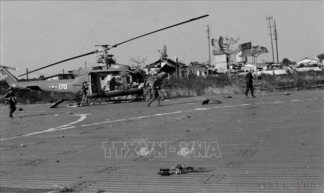 Bằng cách đánh mạnh bạo, khôn khéo, đến hết ngày 11/3/1975, quân giải phóng đã đánh chiếm hết các mục tiêu quan trọng của thị xã Buôn MaThuột. Trong ảnh: Quân giải phóng đánh chiếm sân bay Buôn Ma Thuột. Ảnh: TTXVN