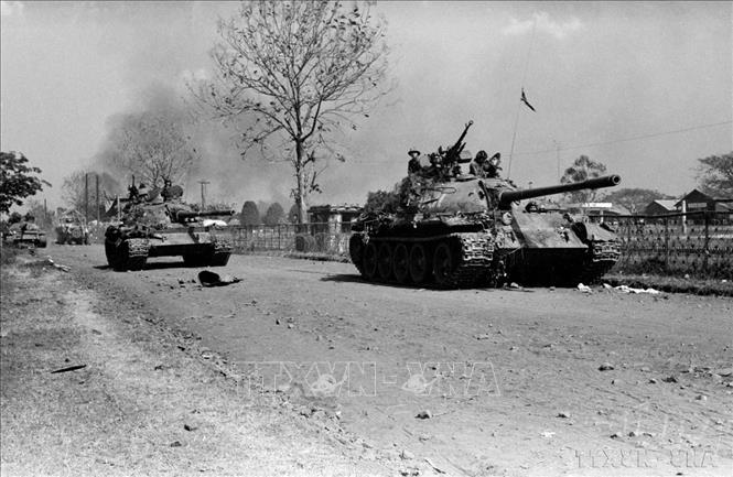 Đến ngày 17/3/1975, các mục tiêu phụ cận của địch đã bị đánh chiếm hoàn toàn, trận tiến công thị xã Buôn Ma Thuột kết thúc thắng lợi. Trong ảnh: Xe tăng quân giải phóng tiến vào thị xã Buôn Ma Thuột. Ảnh: TTXVN