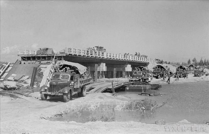 Các đơn vị xe tăng và bộ binh cơ giới tiến vào giải phóng Buôn Ma Thuột (1975). Ảnh: Anh Tôn- TTXVN