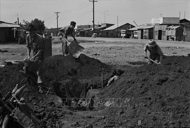 Quân giải phóng giúp đồng bào Pleiku đào hầm chống giặc (1975). Ảnh: TTXVN