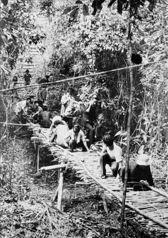 Trong chiến dịch Tây Nguyên, ta không chỉ xây dựng được lực lượng với khả năng tác chiến binh chủng hợp thành, mà còn có sự chuẩn bị chu đáo về lực lượng hậu cần, kỹ thuật phục vụ... . Trong ảnh: Làm đường giao liên ở chiến khu Trung Trung Bộ trong chiến dịch Tây Nguyên. Ảnh: Hồng Phấn - TTXVN