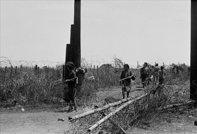 Đồng bào Gia Rai sau ngày giải phóng trở về làng làm ăn (1975). Ảnh: TTXVN