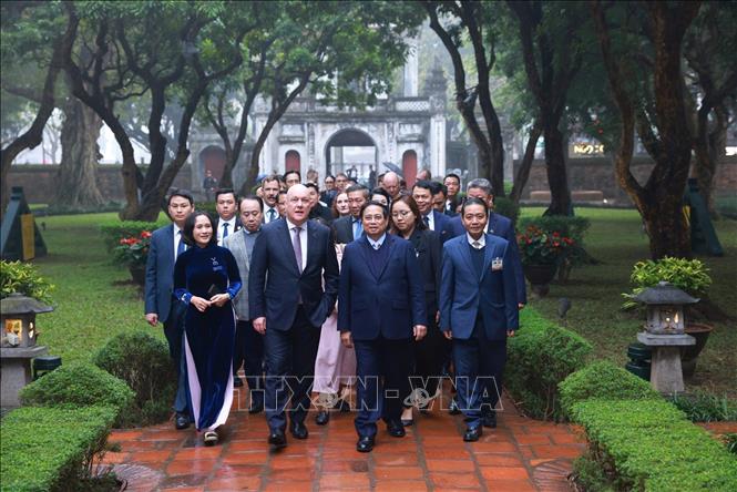 PM Pham Minh Chinh and New Zealand PM Christopher Luxon visit Van Mieu-Quoc Tu Giam. VNA Photo: Dương Giang