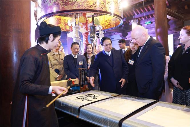 PM Pham Minh Chinh and New Zealand PM Christopher Luxon visit Van Mieu-Quoc Tu Giam. VNA Photo: Dương Giang