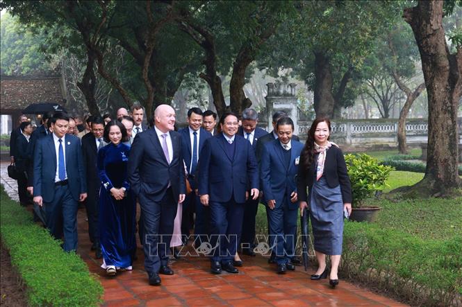 PM Pham Minh Chinh and New Zealand PM Christopher Luxon visit Van Mieu-Quoc Tu Giam. VNA Photo: Dương Giang