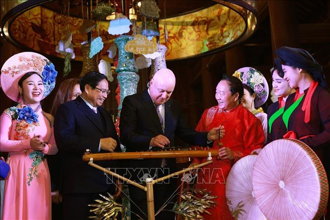 New Zealand PM Christopher Luxon experience Vietnam's traditional musical instruments. VNA Photo: Dương Giang