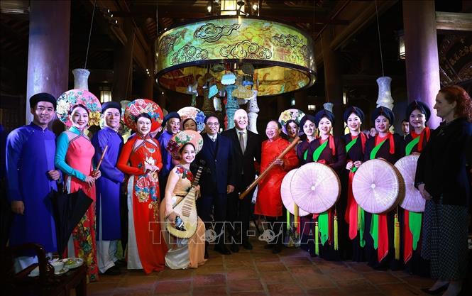 New Zealand PM Christopher Luxon meets with Vietnamese artists. VNA Photo: Dương Giang