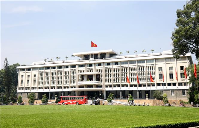 Dinh Độc Lập là Di tịch lịch sử đặc biệt quốc gia. Trước năm 1975, Dinh là nơi sinh sống và làm việc của Tổng thống miền Nam Việt Nam. Ngày 30/4/1975, lá cờ chiến thắng của Mặt trận Dân tộc Giải phóng được cắm lên nóc Dinh Độc Lập, đánh dấu sự thắng lợi của Chiến dịch Hồ Chí Minh giải phóng miền Nam, thống nhất đất nước. Ảnh: Hồng Đạt - TTXVN
