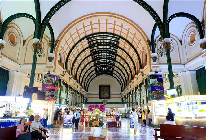 Kiến trúc mái vòm với ảnh Bác Hồ ở chính diện là điểm nhấn của Bưu điện Trung tâm Thành phố. Ảnh: Hồng Đạt - TTXVN 