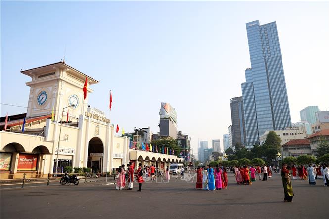 Chợ Bến Thành là điểm check-in cho người dân và khách du lịch mỗi dịp Tết đến xuân về. Ảnh: Hồng Đạt - TTXVN 