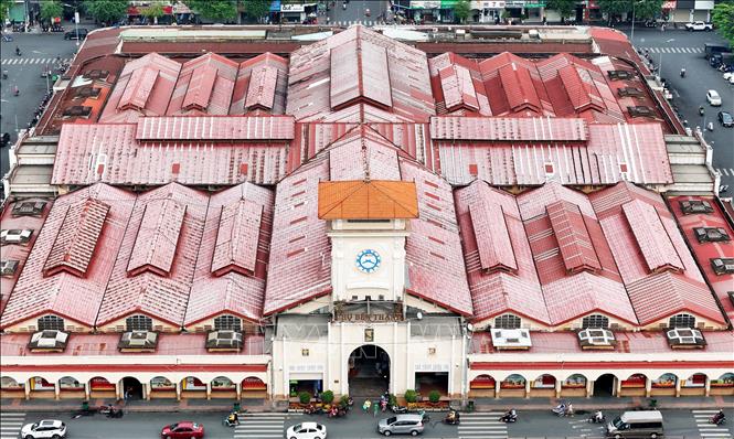 Chợ Bến Thành là một trong những công trình kiến trúc Sài Gòn còn sót lại từ thời Pháp thuộc, đã trở thành biểu tượng văn hóa du lịch của Thành phố Hồ Chí Minh. Ảnh: Hồng Đạt - TTXVN 