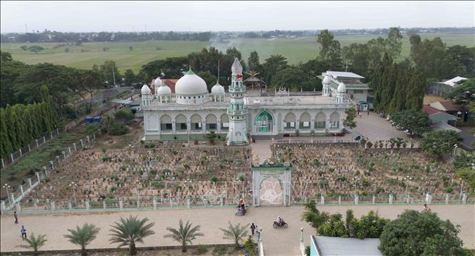 Thánh đường Masjid Jamiul Azhar của đồng bào Chăm theo đạo Hồi Islam tại xã Châu Phong, thị xã Tân Châu, tỉnh An Giang. Ảnh: Công Mạo - TTXVN