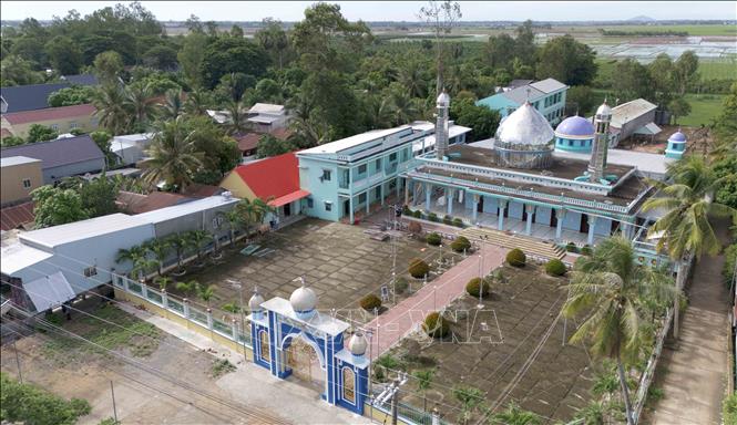 Thánh đường Masjid Al Khairiyah của đồng bào Chăm An Giang tại xã Nhơn Hội, huyện An Phú, tỉnh An Giang. Ảnh: Công Mạo - TTXVN