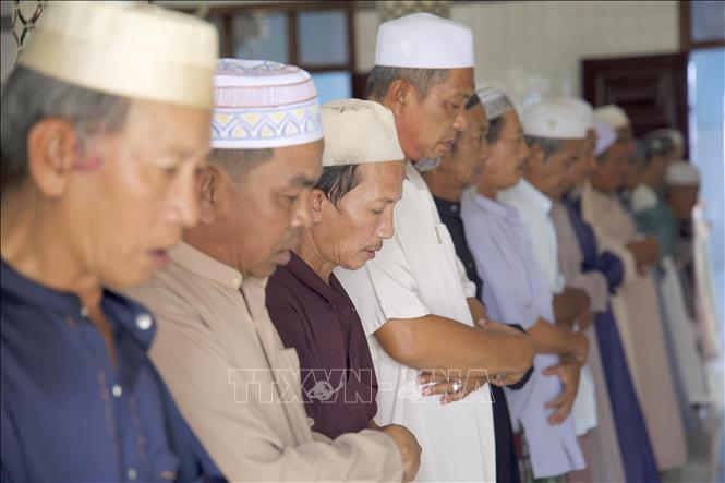 Trong Tháng Ramadan, đồng bào dân tộc Chăm theo đạo Hồi Islam phải thực hiện nghi thức cầu nguyện 5 lần trong một ngày vào các khung giờ khác nhau trong ngày. Ảnh: Công Mạo - TTXVN