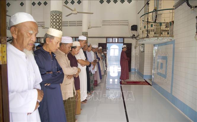 Đồng bào dân tộc Chăm theo đạo Hồi Islam tai An Giang thực hiện đầy đủ các nghi thức truyền thống như: Lễ nguyện I’Sha, đọc kinh Qur'an, cầu nguyện hòa bình,.. Ảnh: Công Mạo - TTXVN