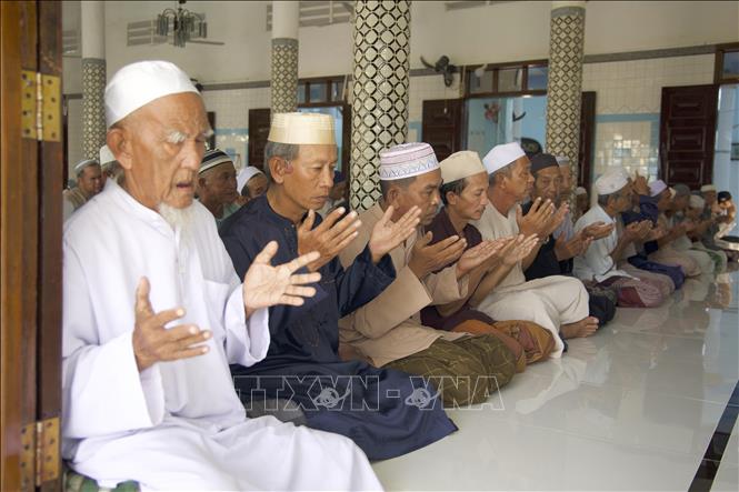 Đồng bào dân tộc Chăm theo đạo Hồi Islam xã Nhơn Hội (An Phú, An Giang) thực hiện nghi thức cầu nguyện tại Thánh đường Masjid Al Khairiyah. Ảnh: Công Mạo - TTXVN